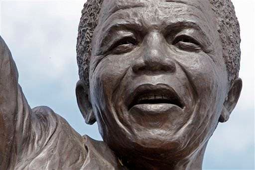 Acercamiento a la estatua del ex presidente sudafricano Nelson Mandela fuera de la prisión Groot Drakenstein, cerca del poblado de Franschhoek, Sudáfrica, en esta fotografía de archivo del 10 de febrero de 2010. Mandela fue liberado de esta prisión el 11 de febrero de 1990.