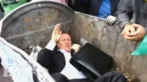 Imagen capturada de un vídeo de un diputado ucraniano en un contenedor de basura en Kiev