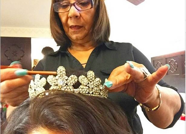 " Les adelanto la hermosa tiara que @RicardoMolast preparo especialmente para mi y así hacerme lucir como toda una princesita de #Disney", publicó Dafne en Instagram
