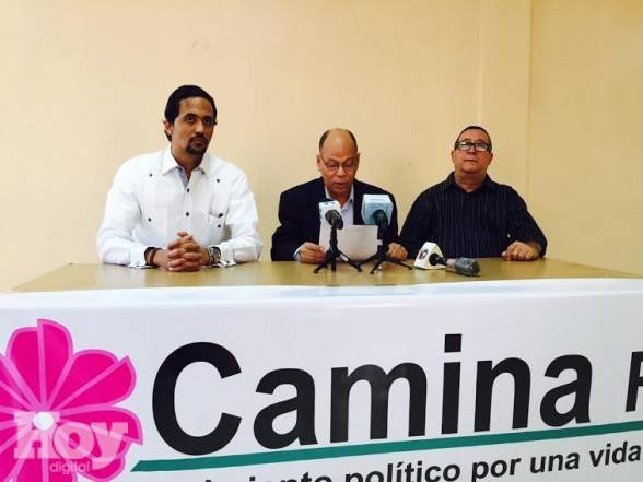 Luis Ulloa Morel, coordinador general de Camina RD, mientras lee la posición del movimiento político.