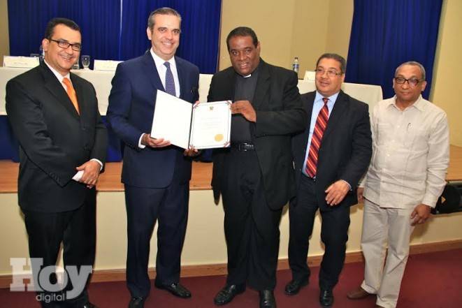 Abinader recibió un reconocimiento en la universidad católica