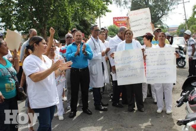 Con pancartas en manos médicos de Bonao piden construcción de un  nuevo hospital