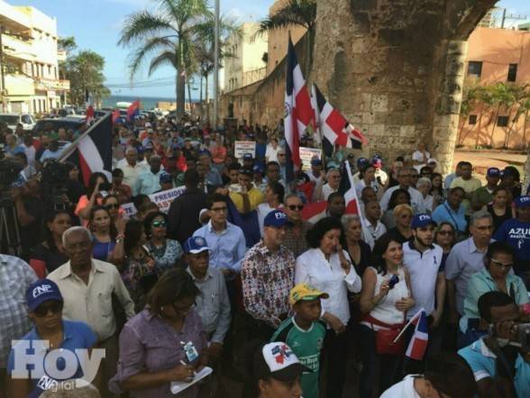 FNP  POLO soberano recogen firmas  en el parque Independencia para la construcción de un muro en la frontera,  fuente externa