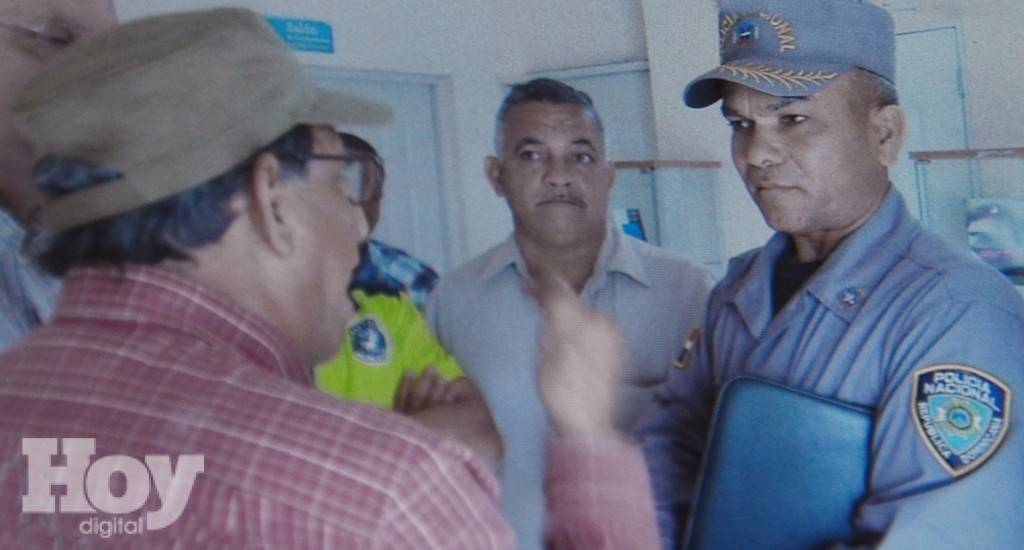 El periodista Raúl Pérez Peña (El Bacho) se enfrentó este Domingo  a un Coronel de la Policía Nacional que entró al centro Bono a espiar y a escuchar loquee se hablaba en la reunión  Hoy Félix de la Cruz 