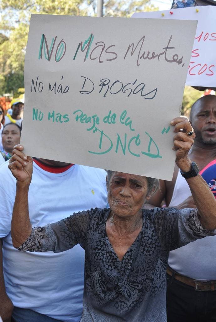 La Vega  El Padre Rogelio y los moradores del Sector Maria Auxiliadora de esta Ciudad realizaron una marcha en demanda de que no se instale una planta de GLP en el sector y que las autoridades tengan manos dura con el narcotráfico. HOY/Nelson García.