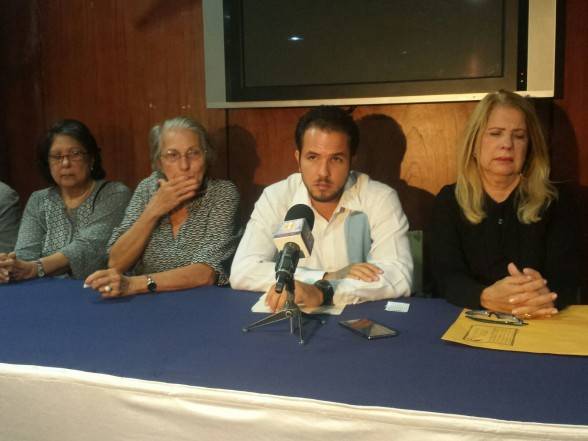 Claudio Caamaño Velez y la Familia Caamaño en rueda de prensa.