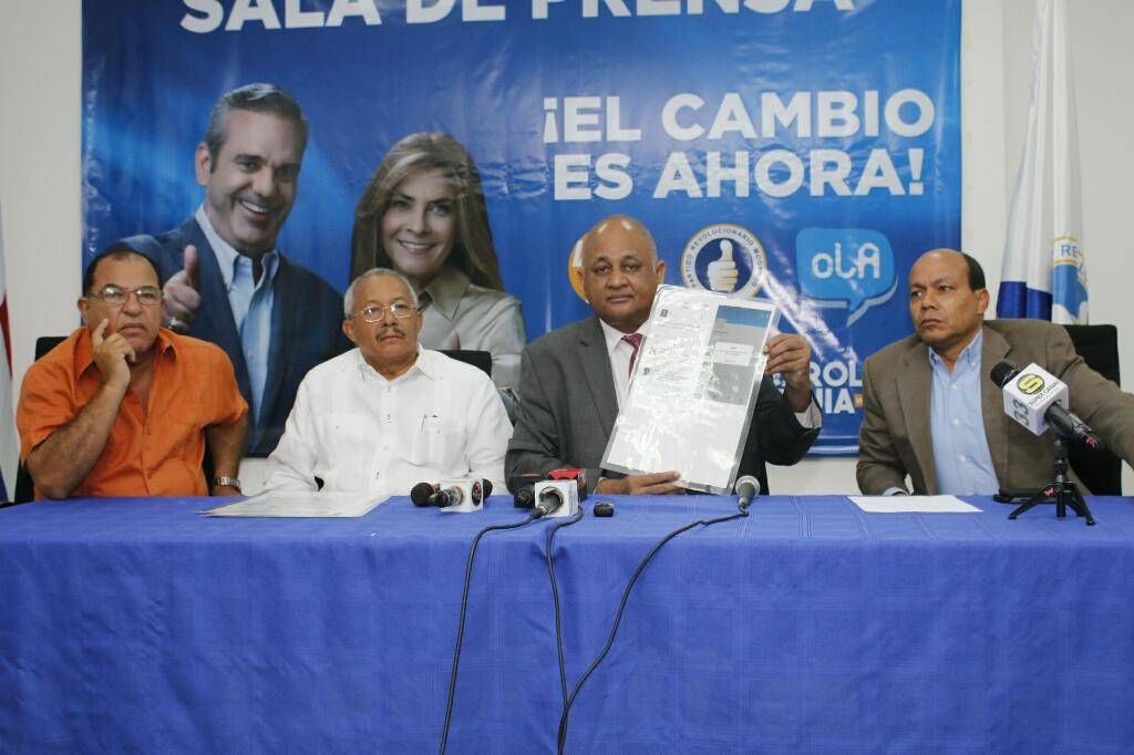Roberto Fulcar en rueda de prensa en la que estuvo acompañado por los dirigentes César Cedeño, director ejecutivo de campaña, Salvador Ramos y Luis Valdez.