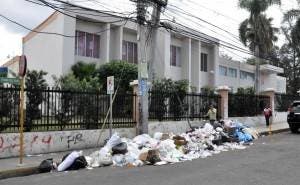 Santiago – La Basura en esta Ciudad a llegando a niveles insoportable hasta el punto de que en los alrededores del Hospital José Maria Cabral y Báez y el Oncológico de la Mujer se han visto en la necesidad de improvisar vertederos en calles y aceras. HOY/Nelson García.