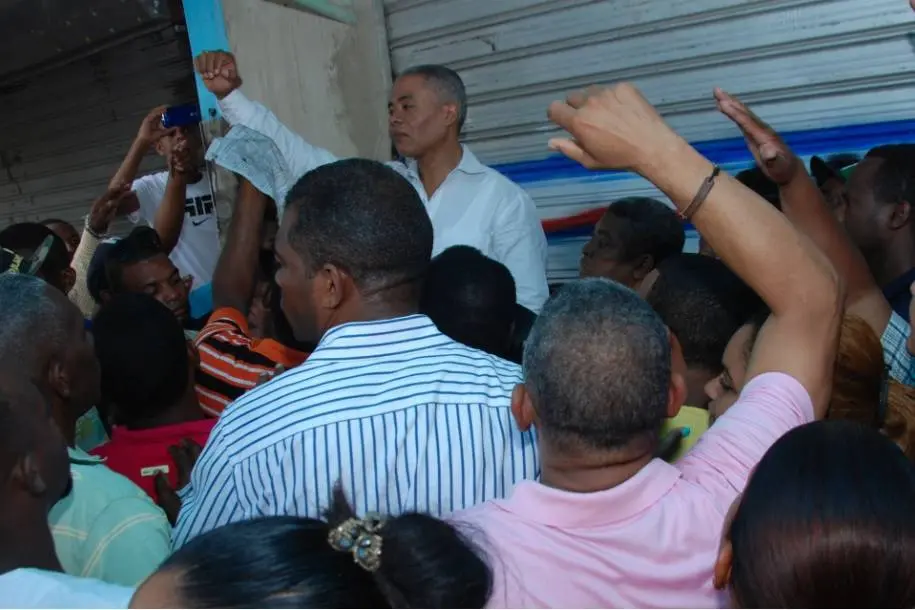 Alcalde Francisco Fernández levante la mano frente a sus seguidores. 