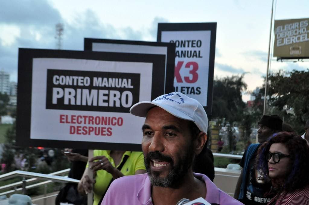 Manuel Robles , vocero de Poder Ciudadano, anunca más cadenas humanas en la JCE. 