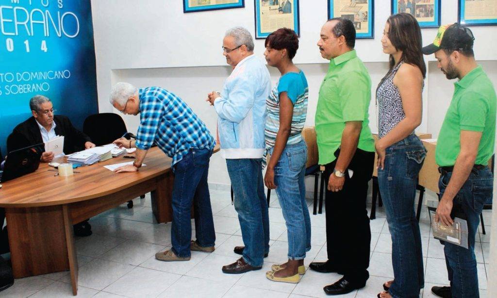 Foto de archivo donde figura un grupo de cronistas de arte en fila para votar por nominados a Premios Soberano 2014.