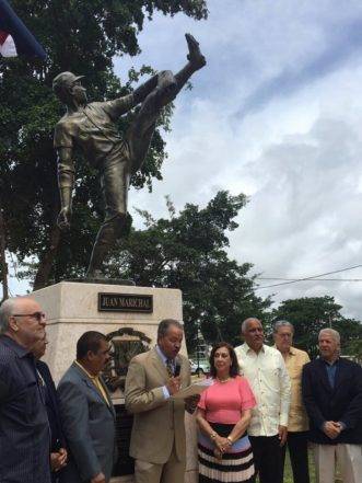 Juan Marichal se dirige al público en la presentación de su estatua
