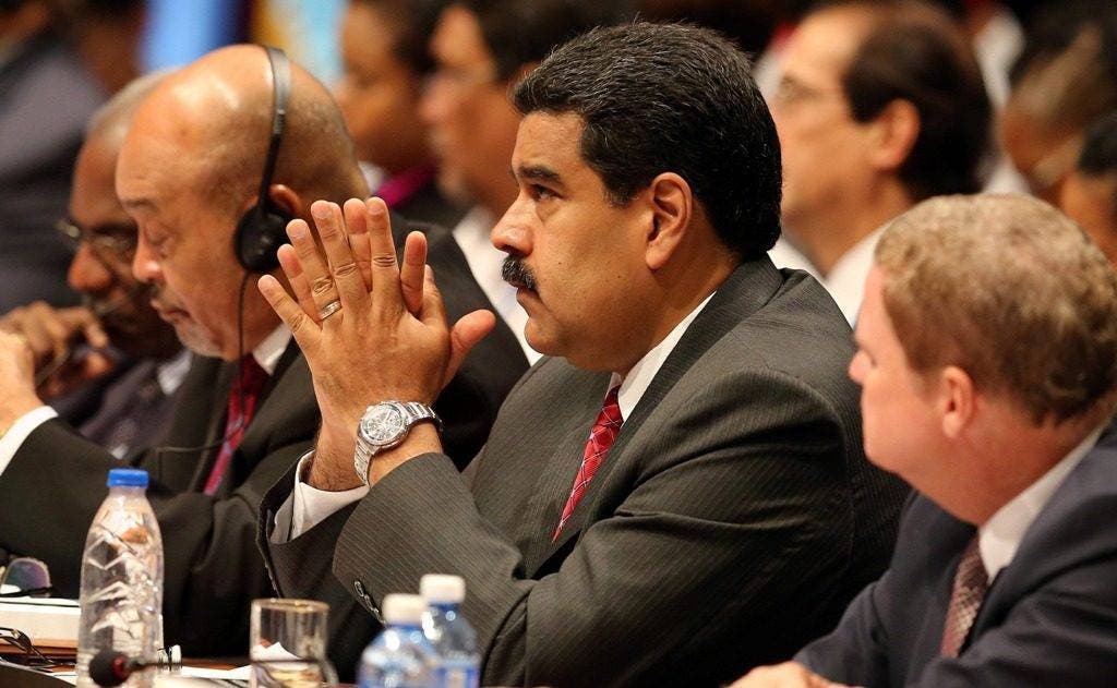 El presidente venezolano Nicolás Maduro asiste a la 7ma Cumbre de Jefes de Estado de la Asociación de Estados del Caribe en el Palacio de la Revolución en La Habana, el sábado 4 de junio de 2016. Maduro anunció el martes 7 de junio de 2016 la creación del ministerio de Desarrollo Minero Ecológico con el propósito de buscar una mayor eficiencia y renovar las estructuras de ese sector que el gobierno venezolano aspira se convierta en una importante fuente alterna de ingresos tras la caída sostenida de los precios internacionales del petróleo. (Alejandro Ernesto/Pool foto vía AP