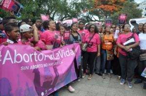 Un grupo de feministas se congregó frente al Palacio Nacional, para demandar la observación y la anulación de la Ley (Código Penal) que penaliza el aborto. Foto: Pablo Matos Archivo.