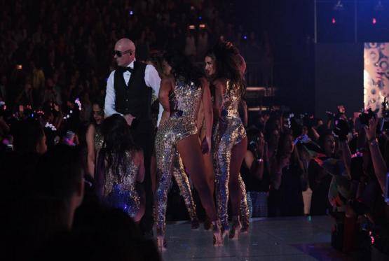 Pitbull durante su presentación en los premios.