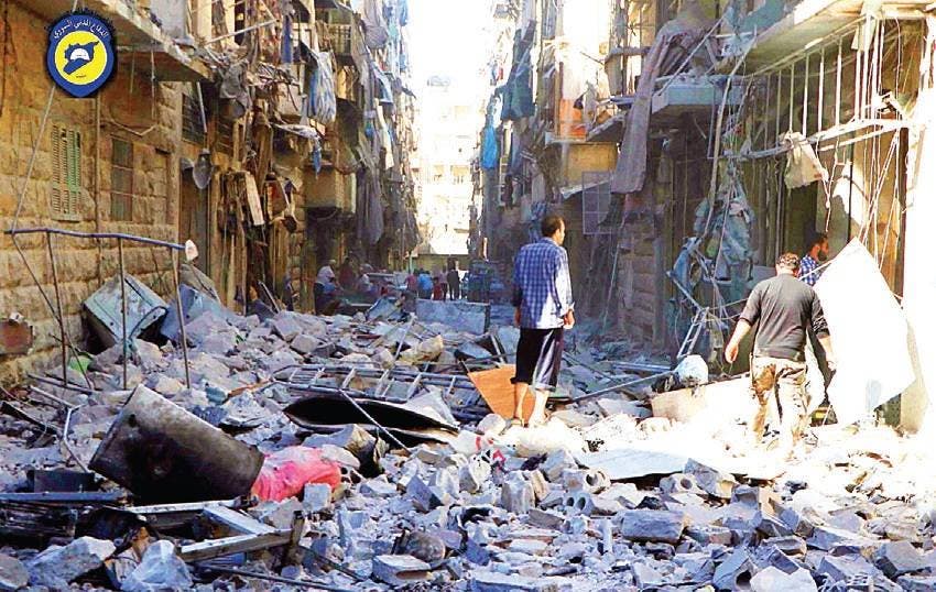 Personas buscan entre las ruinas de varios edificios bombardeados en la ciudad de Alepo, Siria.  AP. Archivo. 