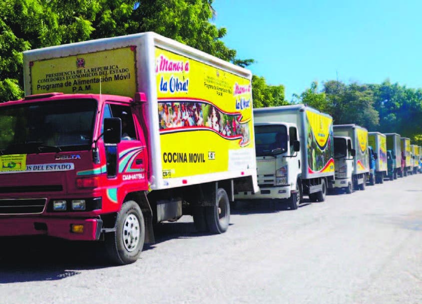 Camiones llegan con la ayuda del pueblo dominicano para el haitiano.