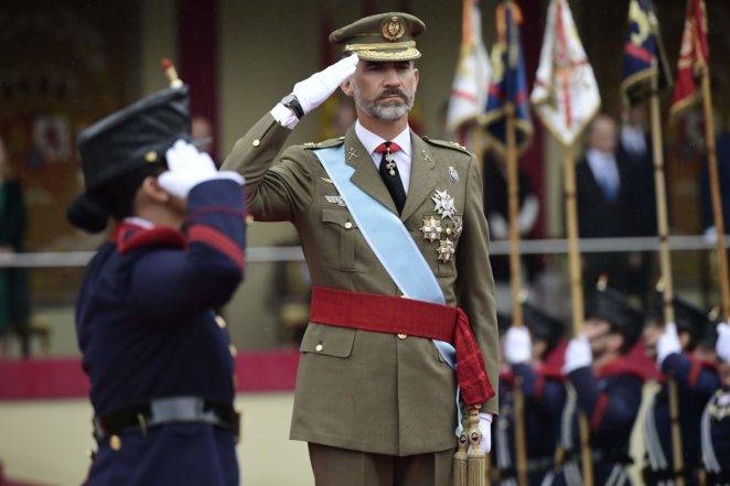 Spain's King Felipe VI reviews troops during the Spanish National Day military parade in Madrid on October 12, 2016. / AFP / JAVIER SORIANO