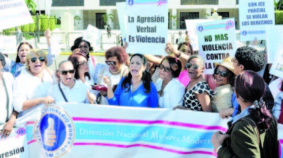 Mujeres del PRM protestaron con pancartas frente al Congreso