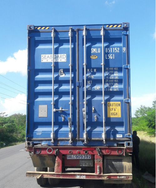 Según se informó, el furgón fue hallado vacío hoy a unos dos kilómetros de San Pedro de Macorís.