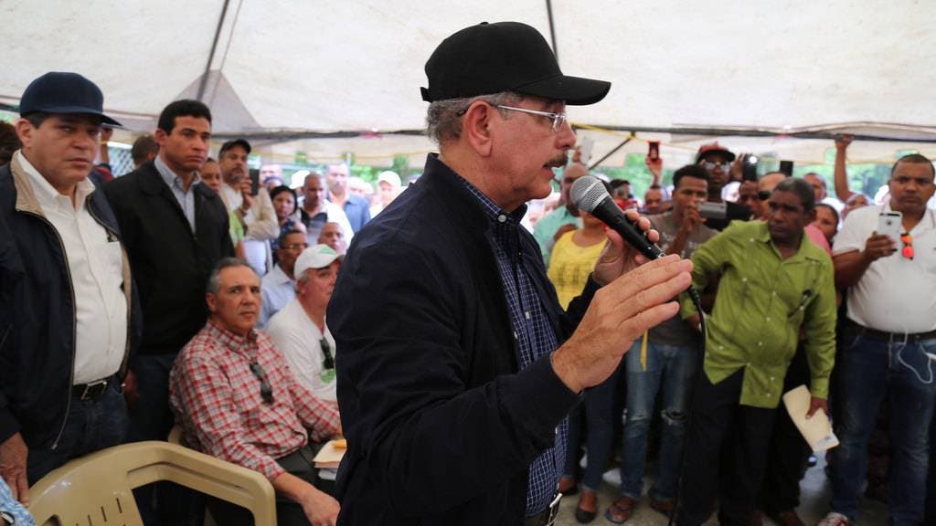 El presidente Danilo Medina ante cientos de productores de Neyba e Independencia a los cuales presentó el proyecto de desarrollo sostenible en la comunidad Guayabal. Fuente externa 11/12/2016