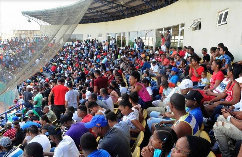 Las gradas del estadio municipal de Monte Plata llena a toda capacidad, lo que evidencia el interés generado por el partido final del torneo Acción del partido entre Monte Plata y Yamasá. 