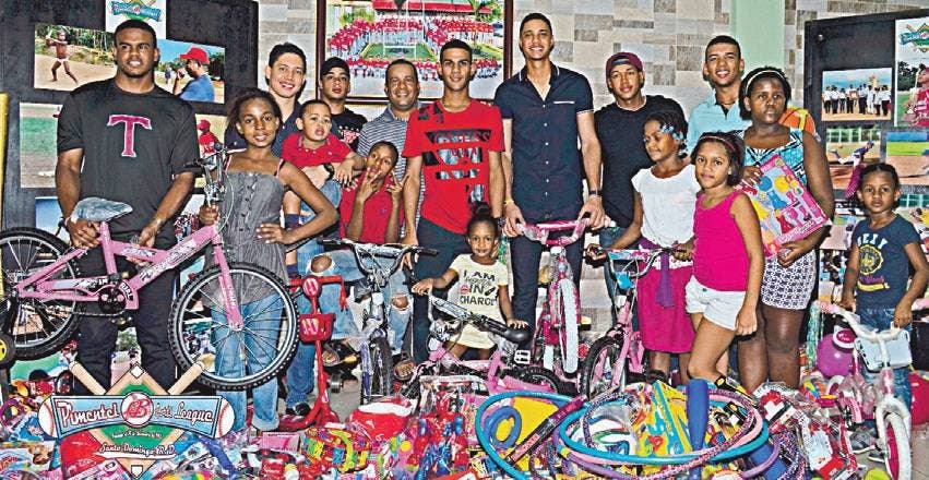 Fundación Pimentel entrega juguetes niños de Villa Francisca - Hoy Digital (República Dominicana)