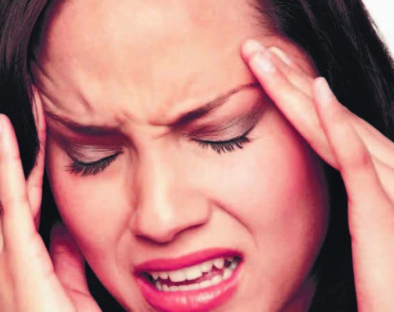 Un dolor de cabeza intenso o cefalea podría ser una señal de alerta de que se está ante un episodio