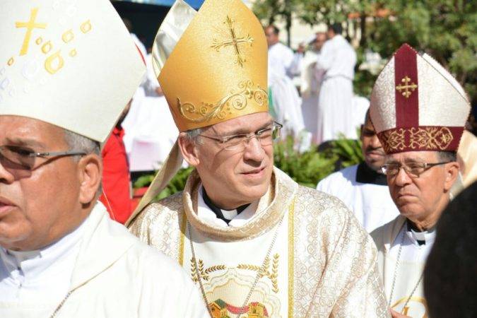 Monseñor Victor Masalles asume como obispo de diócesis en Baní