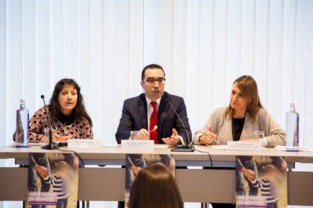 De izquierda a derecha: Delfina Balonga, presidenta de AGAF; el profesor Julián García Feijoo, presidente de la SEG; y Josefina Lloret, Patient Advocacy Manager de Novartis España. Imagen cedida por Novartis.