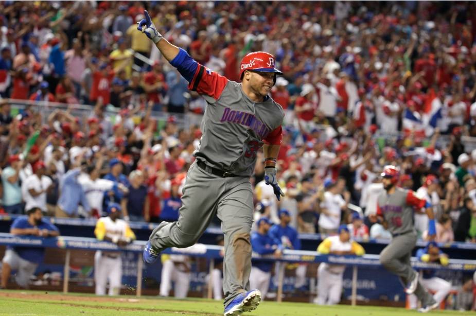  Welington Castillo, de la selección dominicana, festeja luego de conectar un sencillo productor ante Colombia en la undécima entrada del juego/AP