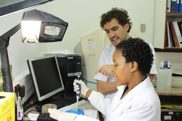 El equipo del doctor García-Basteiro realiza estudios epidemiológicos y participa en ensayos clínicos de estrategias terapéuticas. Foto cedida.