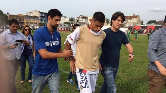 Arrestan en pleno partido a futbolista brasileño acusado de secuestro