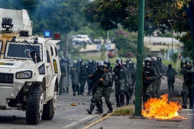Muere otro policía por violencia durante una protesta en centro de Venezuela