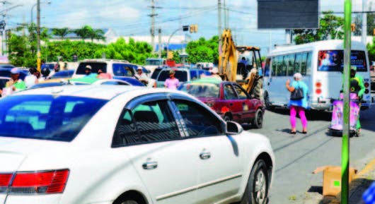 Los conductores de autobuses del transporte público se detienen donde mejor les parece