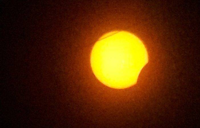 Nubes y lluvias impiden ver el eclipse parcial de Sol en el Gran Santo Domingo