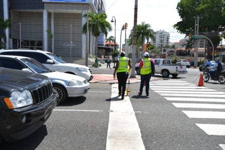 Personas continúan en calles pese a que toque de queda inició a las 5:00 de la tarde