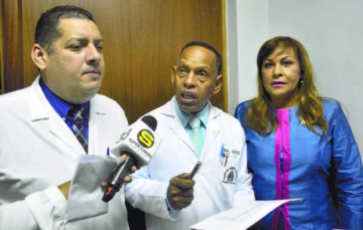 Al centro el doctor Frank Soto, director del Marcelino Vélez, acompañado de otras autoridades.
