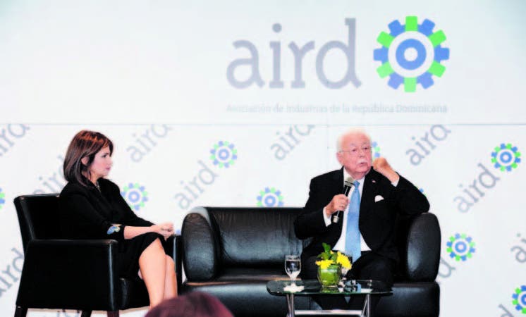 Circe Almánzar, vicepresidenta ejecutiva de la AIRD, y el ministro de Energía y Minas, Antonio Isa Conde,