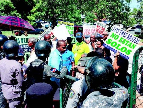 Comunitarios del sector Los Tres Brazos también piden autoridades acelerar proceso de titulación