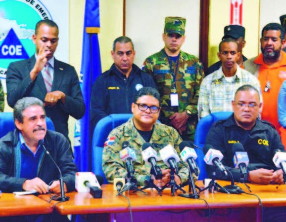 El general Juan Manuel Méndez, el subdirector de la Onamet y Fausto Colón del Indrhi, ofrecieron detalles