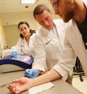 El doctor Daniel Gallego-Perez (en el centro) demuestra esta nueva tecnología en el laboratorio/The Ohio State University Wexner Medical Center