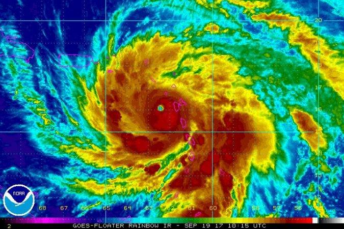 Huracán María en el Mar Caribe desplazándose hacia el oeste/noroeste a 15kph,con  vientos máximos sostenidos de 260kph(categoría 5).