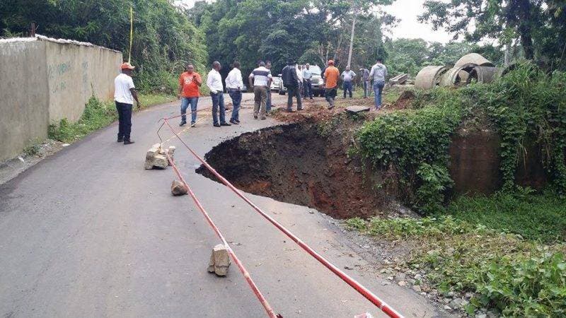 La carretera del Rincón de Yuboa, en Bonao, con un tramo que colapsó en noviembre del año pasado.