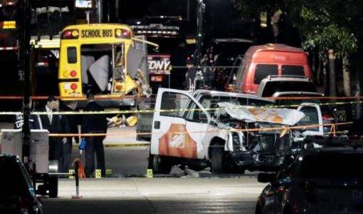 Las autoridades investigan la escena del atentado donde ocho personas murieron y al menos 11 resultaron heridas cuando el conductor atropelló a peatones y ciclistas en Nueva York. EFE