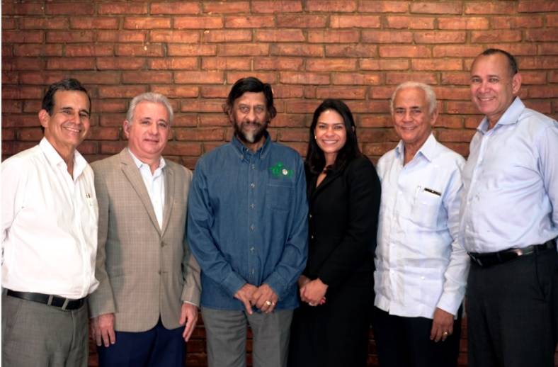 El hindú Rajendra K. Pachauri (centro) junto con empresarios de la AIEH/Foto: Fuente externa.