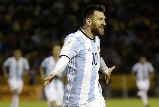  Lionel Messi, festeja un gol contra Ecuador por las eliminatorias mundialistas de Sudamérica, en Quito, Ecuador.
