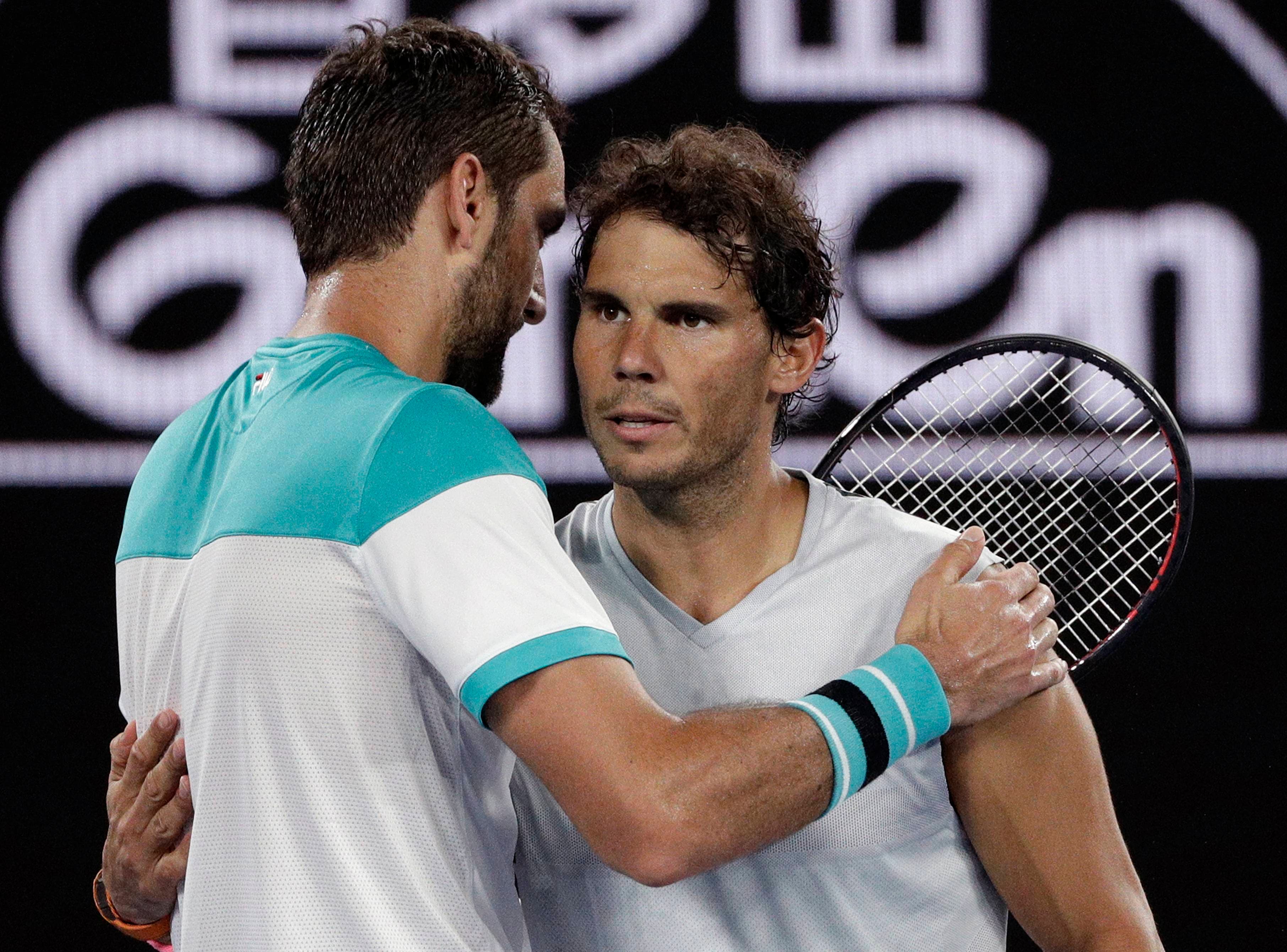  Nadal es consolado por Cilic. 