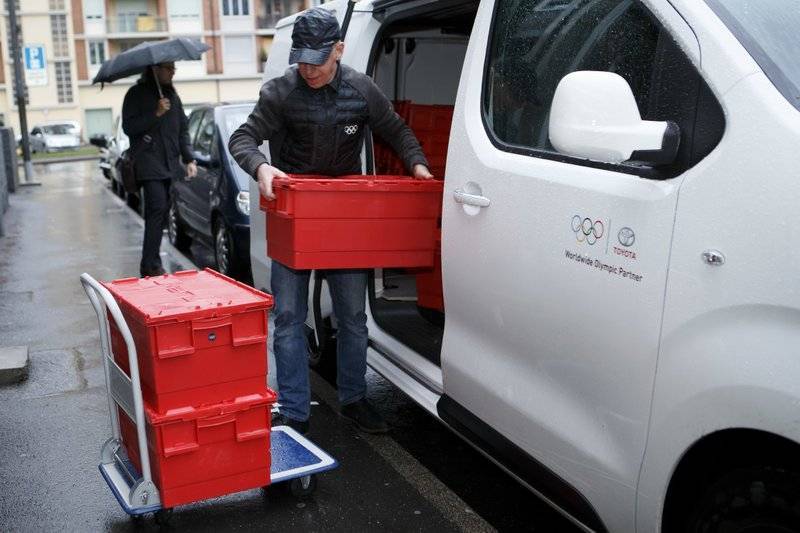 COI descarga cajas con expedientes frente al Tribunal de Arbitraje Deportivo para ser usados en la audiencia por los casos de 39 atletas rusos contra el COI, en Ginebra, Suiza, el lunes 22 de enero de 2018. (Salvatore Di Nolfi/Keystone via AP)