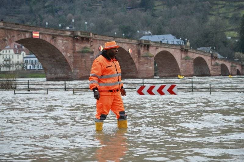  Una persona caminar a través del agua en un camino inundado a la orilla del río Neckar en Heidelberg, Alemania. (Uwe Anspach/dpa vía AP)